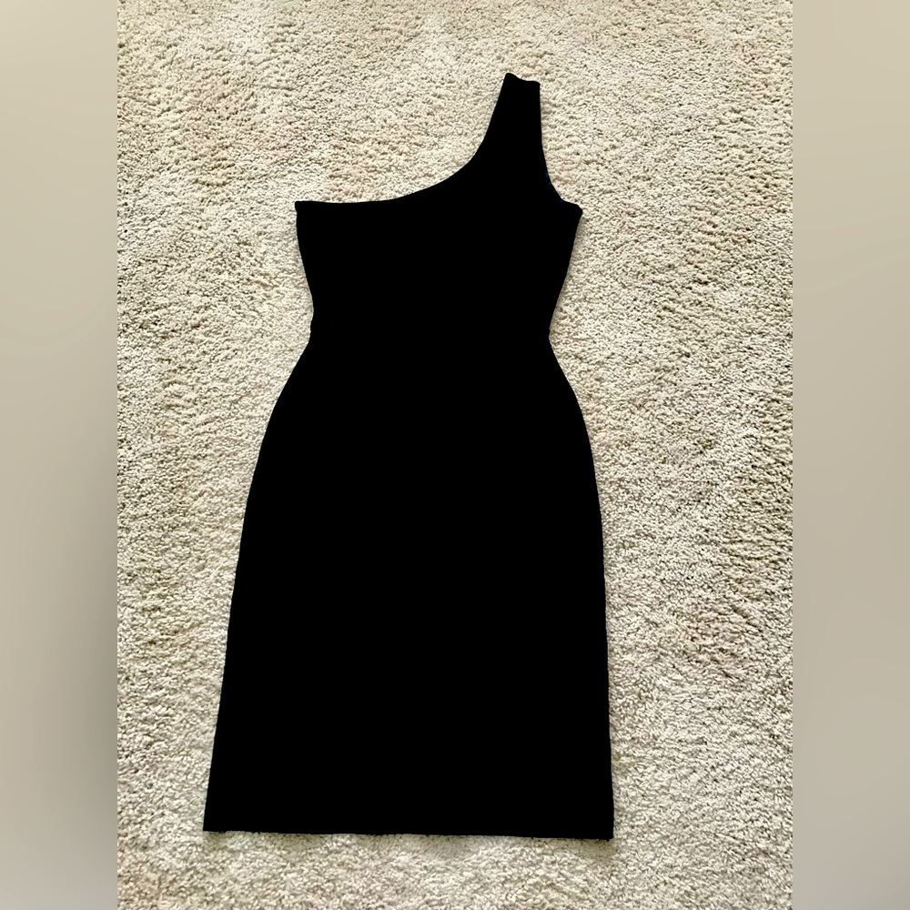 Like new BCBG dress. Body con Style!! Very faltering! Fits like a glove! Size S.